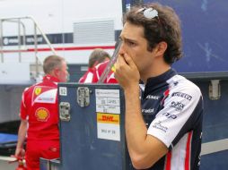 El brasileño de la escudería Williams de Fórmula Uno, Bruno Senna, tras declararse un incendio en su garaje. EFE  /