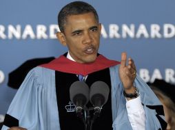 El presidente Barack Obama habla en la ceremonia de graduación en la Universiada de Barnard en Nueva York. EFE  /
