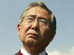 En su celda, Fujimori realiza su vida de manera normal: realiza caminatas cortas, lee, pinta, toca la guitarra y escribe mucho. ARCHIVO  /