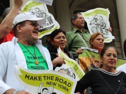 Frente a las oficinas de Inmigración, decenas de activistas e inmigrantes mostraron su inconformidad. EFE  /