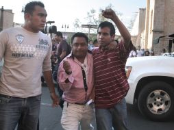 Los 10 estudiantes presos por el secuestro y quema de vehículos oficiales en Michoacán salieron libres. NTX  /