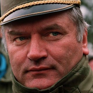 Mladic busca de nuevo aplazar su juicio por crímenes de guerra