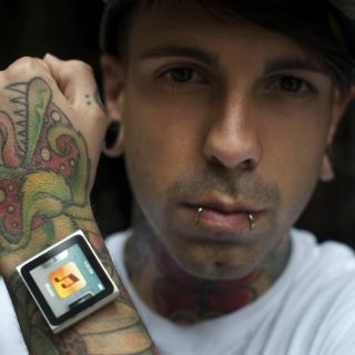Tatuador se implanta imanes en el brazo para llevar el iPod