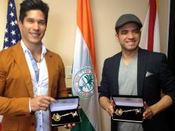 Chino y Nacho, sosteniendo las llaves de la ciudad de Miami. EFE  /