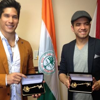 Reciben Chino y Nacho llaves de la ciudad de Miami