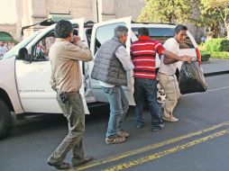 Universitarios abordan un vehículo tras abandonar el Penal de Mil Cumbres, en Morelia. EL UNIVERSAL  /