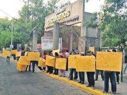 Con pancartas, unos 50 empleados del bosque señalan supuestas irregularidades en el contrato colectivo.ESPECIAL  /