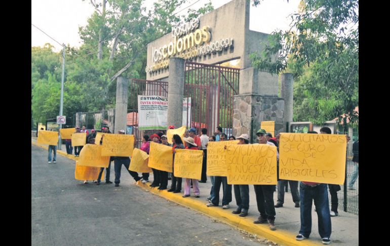 Con pancartas, unos 50 empleados del bosque señalan supuestas irregularidades en el contrato colectivo.ESPECIAL  /