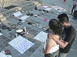 Una pareja rinde homenaje a los 49 asesinados, en un altar montado en la Macroplaza de Monterrey. REUTERS  /