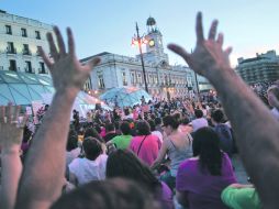 Un hombre levanta las manos en compañía de miles de ''indignados'' que se reúnen en la Puerta del Sol, en Madrid. EFE  /