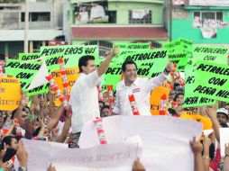 Enrique Peña Nieto (i) acompaña al candidato priista a la gubernatura de Tabasco, Jesús Alí. EL UNIVERSAL  /