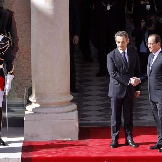 Comienza ceremonia de traspaso de poderes entre Sarkozy y Hollande