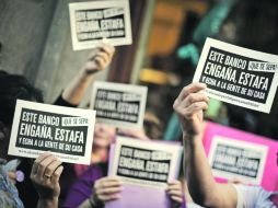 Deudores de Bankia protestan frente a las instalaciones de la entidad financiera recién nacionalizada. AFP  /
