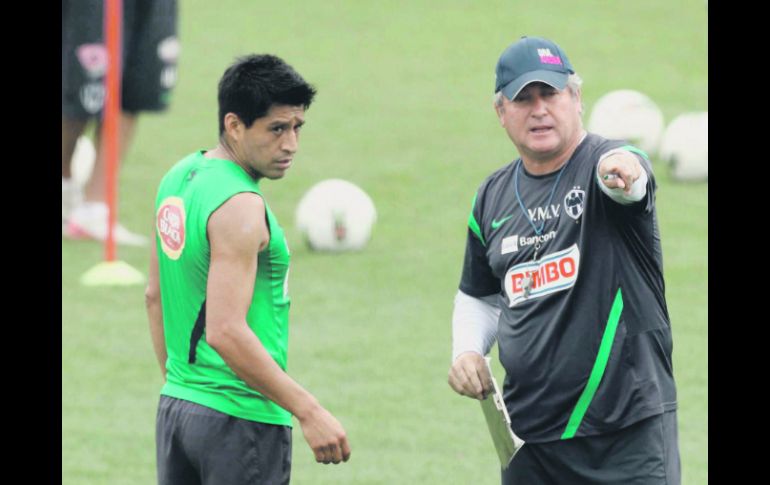 Osorio escucha indicaciones del técnico, Víctor Manuel Vucetich. El timonel rayado ha ganado las 12 finales que ha disputado. MEXSPORT  /