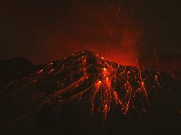 Durante la madrugada, el volcán arrojó fragmentos incandescentes procedentes del cráter.  EFE  /