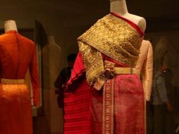 Cincuenta vestidos de la reina Sirikit de Tailandia en una exhibición sobre la seda tailandesa en el vestido tradicional. EFE  /