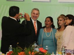 Tras el desayuno, González Márquez dedicó un tiempo a fotografiarse con maestros festejados.  /