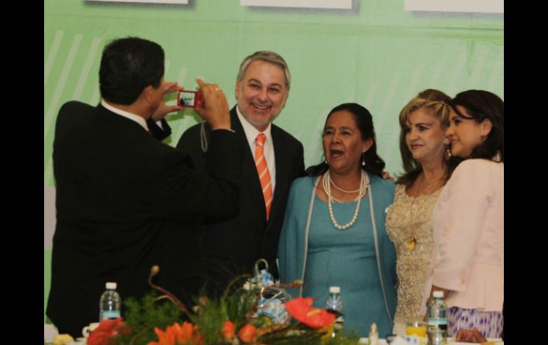 Tras el desayuno, González Márquez dedicó un tiempo a fotografiarse con maestros festejados.  /