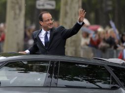 François Hollande saluda a sus simpatizantes a su llegada para la toma del cargo.  AFP  /