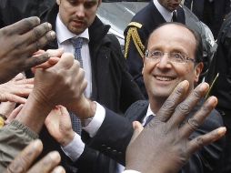François Hollande tomó posesión del gobierno galo arropado por sus simpatizantes. EFE  /