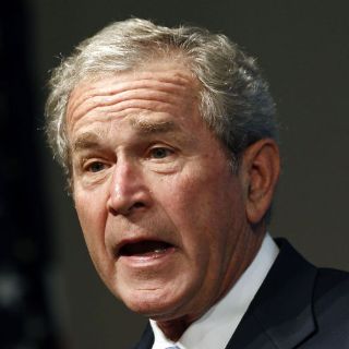 Bush da su apoyo al republicano Mitt Romney