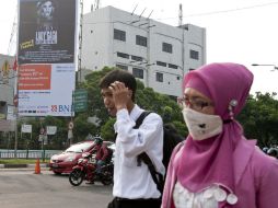 Los peatones caminan cerca de un gran cartel de Lady Gaga que aparece en una calle en Yakarta hoy. AFP  /