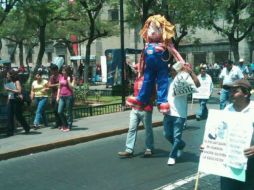 Uno de los contingentes se afincó frente al Congreso local, sobre Avenida Hidalgo, a un costado del primero.  /