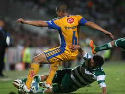 Jorge Torres Nilo y Oribe Peralta disputan el balón en el juego de Liguilla del domingo, ambos jugadores fueron llamados al Tri. AFP  /