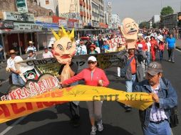 Maestros afiliados a la CNTE del DF, Michoacán y Oaxaca marchan al Zócalo capitalino. NTX  /