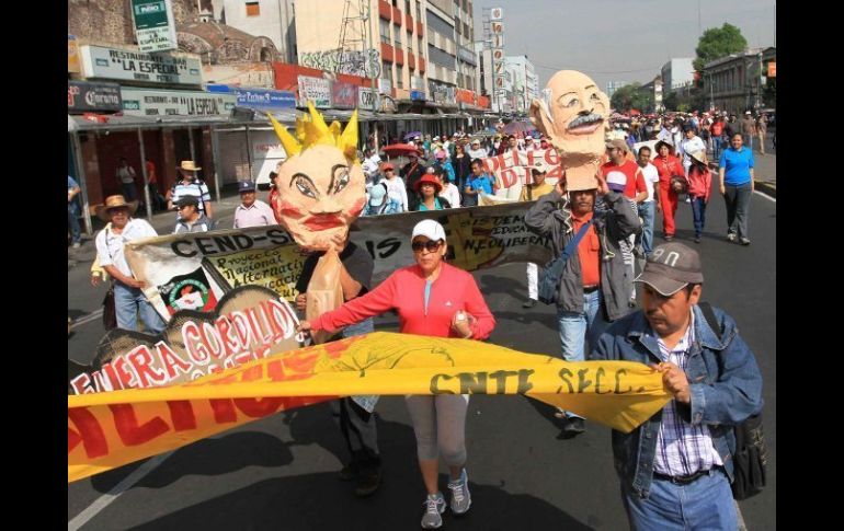Maestros afiliados a la CNTE del DF, Michoacán y Oaxaca marchan al Zócalo capitalino. NTX  /
