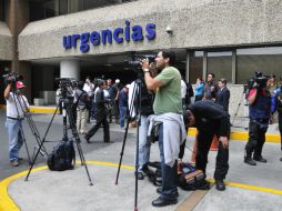 Medios nacionales e internacionales esperan a las afueras del hospital Ángeles del Pedregal al sur de Ciudad de México. EFE  /