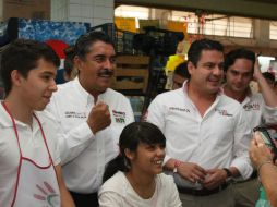 Ramiro Hernández (izq) durante un recorrido por el mercado Santa Tere estuvo acompañado de Aristóteles Sandoval. ESPECIAL  /