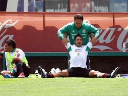 Marco Fabían (der) hace estiramientos luego del entrenamiento de la Selección Olímpica. MEXSPORT  /