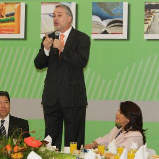 Emilio ignora reclamos y anuncia acuerdos con SNTE