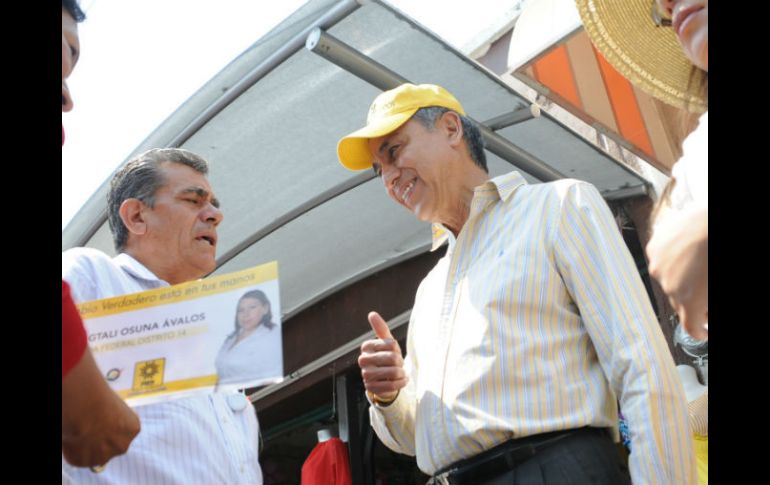 Fernando Garza recorrió la zona comercial de la colonia El Fresno. ESPECIAL  /