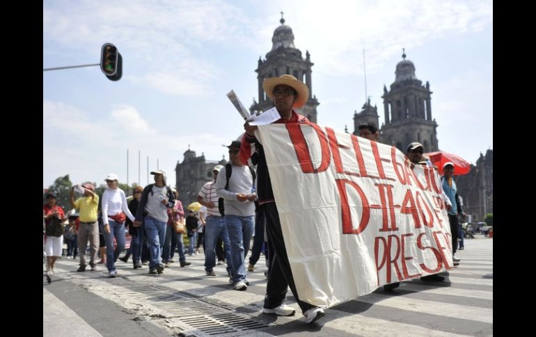 Maestros afiliados a la CNTE marchan con dirección al Zócalo capitalino, provocando caos vial. NTX  /