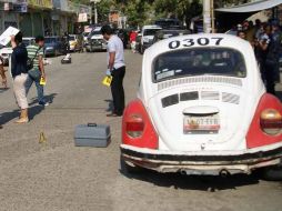 En el lugar quedó tiroteado un taxi rojo con blanco de la zona. ARCHIVO  /