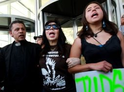 El sacerdote activista José Landaverde (i), la activista Emma Lozano (c) y Crystal Vance Guerra (d). EFE  /