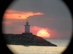 Fotografía cedida por SpaceWeather de un eclipse parcial solar en Manila Filipinas el 15 de enero de 2010. EFE  /