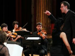 Un Teatro Degollado lleno en toda su capacidad, dio la bienvenida con aplausos a los 16 músicos.  /