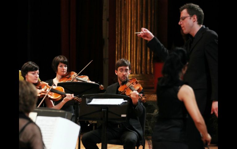 Un Teatro Degollado lleno en toda su capacidad, dio la bienvenida con aplausos a los 16 músicos.  /