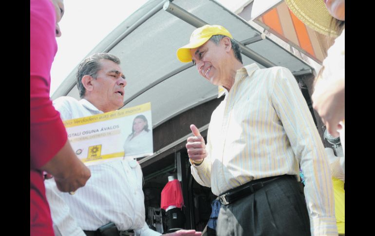 Fernando Garza realizó ayer un recorrido por la Colonia del Fresno. ESPECIAL  /