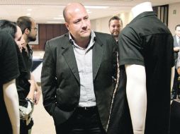 Enrique Alfaro observa algunos diseños durante su encuentro con miembros del Consejo de la Moda, en Expo Guadalajara.ESPECIAL  /