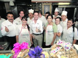 Aristóteles Sandoval escuchó las demandas de los locatarios del mercado de Santa Tere. ESPECIAL  /