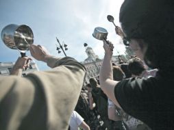 En la imagen, miles de “indignados” golpean cacerolas con cucharas en la Puerta del Sol, en Madrid. REUTERS  /