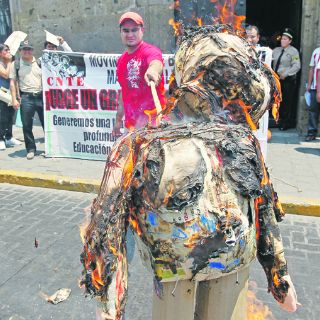 Maestros y jubilados protestan en el Centro tapatío