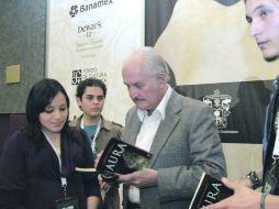 El escritor mexicano firma autógrafos después del evento ''Mil jóvenes leen Aura''. FIL GUADALAJARA  /