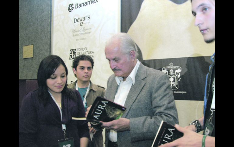 El escritor mexicano firma autógrafos después del evento ''Mil jóvenes leen Aura''. FIL GUADALAJARA  /