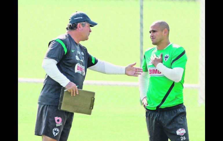El timonel de Rayados, Víctor Vucetich, da indicaciones al chileno Humberto Suazo durante la práctica. MEXSPORT  /