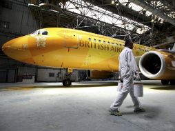 La aeronave transportará este viernes la antorcha olímpica desde Grecia hasta el Reino Unido. EFE  /